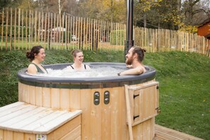 Outdoor spa tub - Fully renovated in 2025, "Le Havre de la Forêt" is a luxurious holiday home for 12 people offering exceptional comfort with six bedrooms, a private garden, and an outdoor Nordic bath in the heart of the Ardennes. (Dochamps)