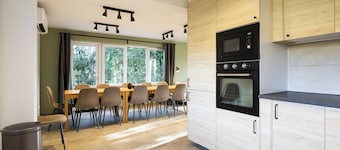Entièrement rénovée en 2025, la luxueuse maison de vacances « Le Havre de la Forêt » accueille jusqu'à 12 personnes et offre un confort exceptionnel avec ses six chambres, son grand jardin privatif et son bain nordique au cœur des Ardennes.