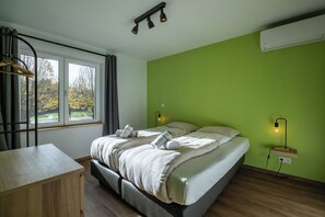 6 bedrooms, WiFi - Fully renovated in 2025, "Le Havre de la Forêt" is a luxurious holiday home for 12 people offering exceptional comfort with six bedrooms, a private garden, and an outdoor Nordic bath in the heart of the Ardennes. (Dochamps)