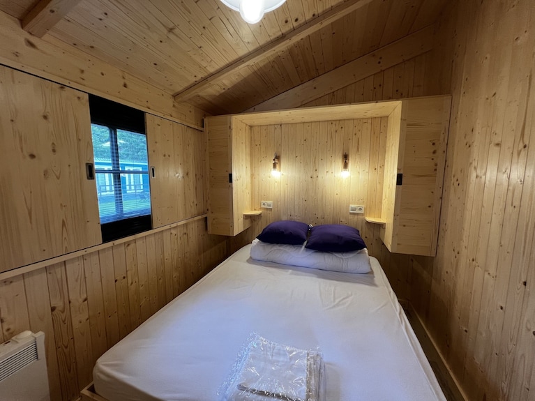 De Capetown Hut Voor 6 Personen Is Een Gezellige Natuuraccommodatie Met Drie Slaapkamers, Een Moderne Badkamer, Een Ingerichte Keuken En Een Groot Overdekt Terras. - Houffalize