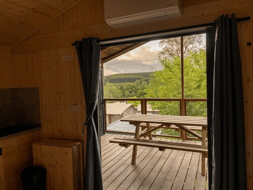The Capetown cabin for 6 people is a cozy nature accommodation featuring three bedrooms, a modern bathroom, an equipped kitchen, and a large covered terrace.