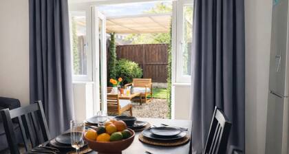 5 bedroom home in Leeds sleeps 11 high speed WIFI parking close to city centre