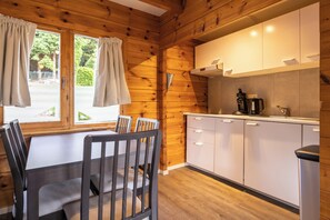 Kühlschrank, Mikrowelle, Wasserkocher mit Kaffee-/Teezubehör