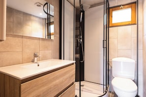 Bathroom - This 5-person Finnish chalet features two bedrooms, an equipped kitchen, a living area with a wood stove, and a terrace with valley views. (Dochamps)