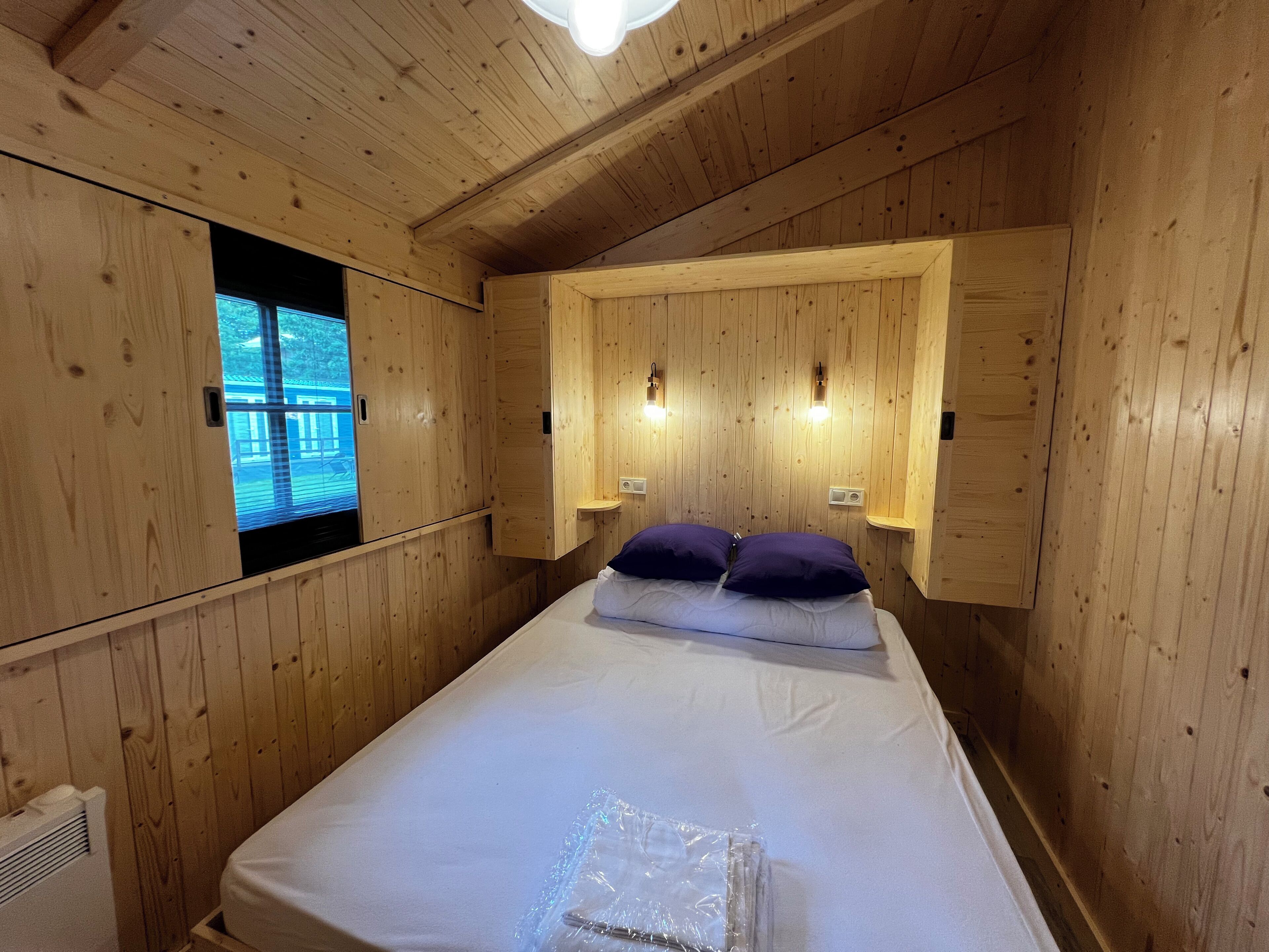 De Capetown Hut Voor 4 Personen Is Een Gezellige Natuuraccommodatie Met Twee Slaapkamers, Een Moderne Badkamer, Een Ingerichte Keuken En Een Groot Overdekt Terras. - Houffalize