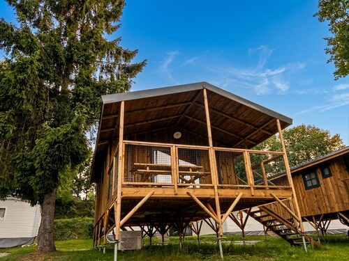 La cabane Capetown pour 4 personnes est un hébergement chaleureux en pleine nature comprenant deux chambres, une salle de bain moderne, une cuisine équipée et une grande terrasse couverte.