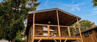 The Capetown cabin for 4 people is a cozy nature accommodation featuring two bedrooms, a modern bathroom, an equipped kitchen, and a large covered terrace.