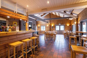 Dining - Cape Town is a cottage with plenty of space and a terrace, designed for families or groups of friends. With 2 bedrooms, this cottage can accommodate between 4 people. (Dochamps)