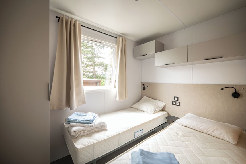 De Grande Large Stacaravan Is Een Volledig Uitgeruste, Comfortabele Accommodatie Voor 6 Personen, Ideaal In Elk Seizoen Dankzij De Drie Slaapkamers, Het Terras, De Airconditioning En De Centrale Verwarming. - Houffalize
