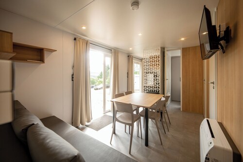 Gloednieuwe stacaravan met alle moderne voorzieningen om een heerlijke vakantie zonder zorgen door te brengen.