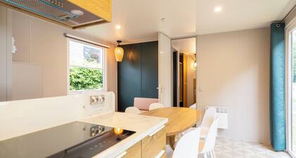 The O'Hara mobile home is a modern, spacious, and stylish accommodation for 6 people, ideal for large families thanks to its three bedrooms, two bathrooms, and fully equipped interior.