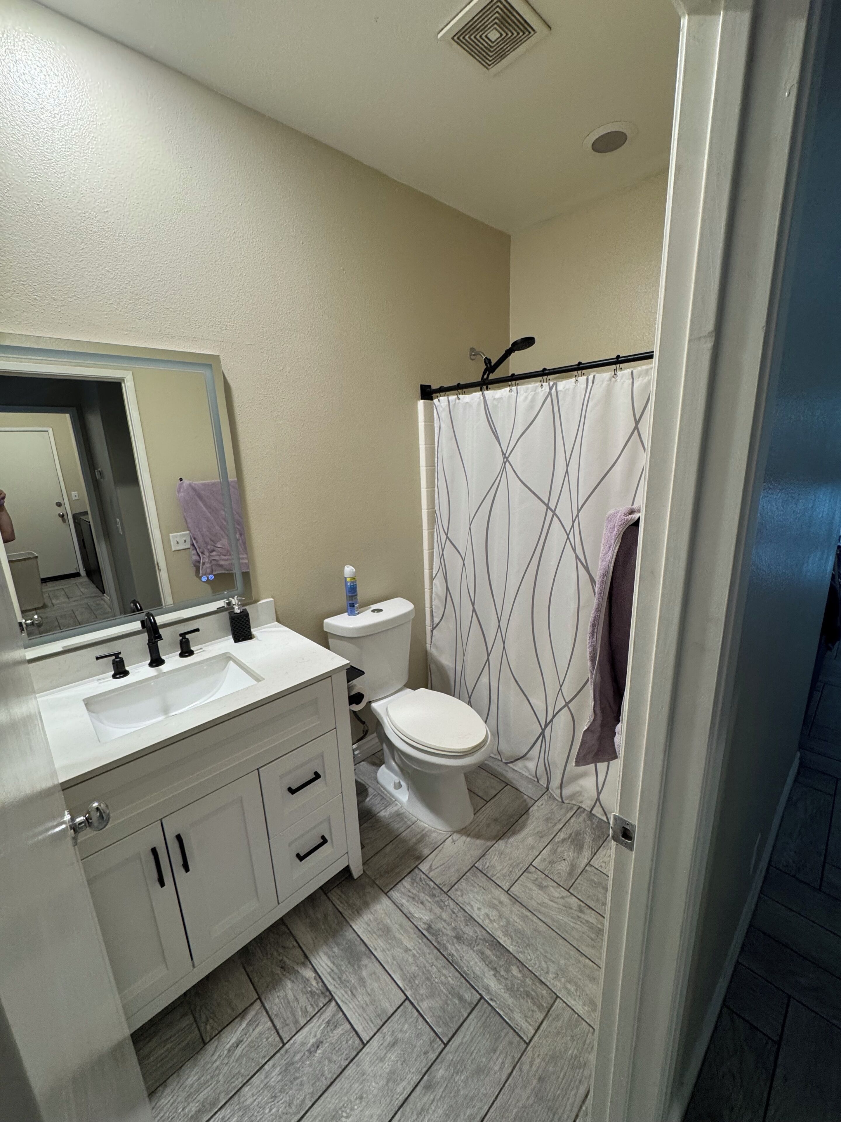 Shower, towels, toilet paper. Stagecoach  rental -3 min from festival.