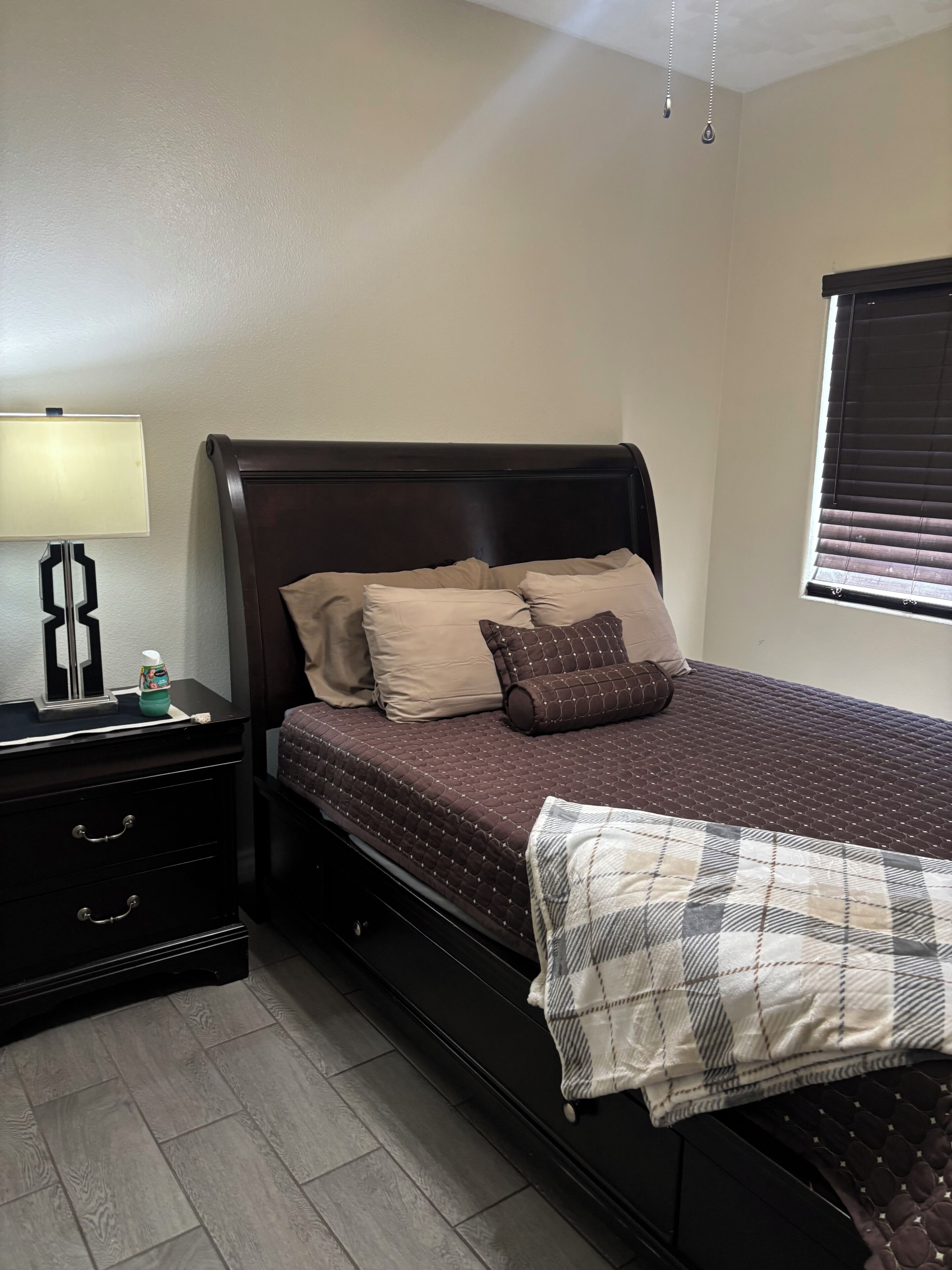 3 bedrooms, internet, bed sheets. Stagecoach  rental -3 min from festival.