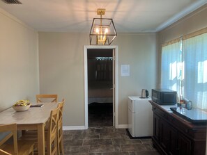 Dining - Comfortable 1-bedroom apartment close to Beach with AC- Vero Beach (Vero Beach)