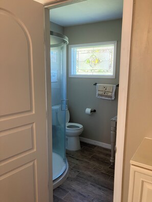 Regadera, toallas, jabón, papel de baño 