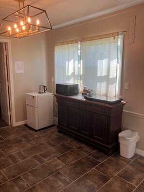 Microwave, stovetop - Comfortable 1-bedroom apartment close to Beach with AC- Vero Beach (Vero Beach)