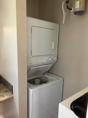 Interior - Comfortable 1-bedroom apartment close to Beach with AC- Vero Beach (Vero Beach)