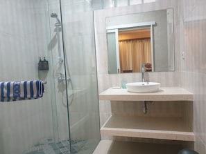 Bathroom - Townhouse Oak near Beach Walk Shopping (Bali Nusra)