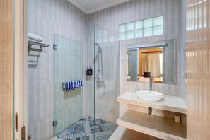 Family Suite | Bathroom - Townhouse Oak Su's Cottage Near Legian Beach (Kuta)