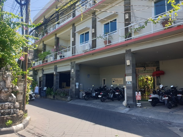 Front of property - Townhouse Oak near Beach Walk Shopping (Bali Nusra)