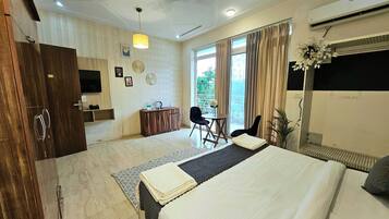 Deluxe Room, Garden View | Balcony view