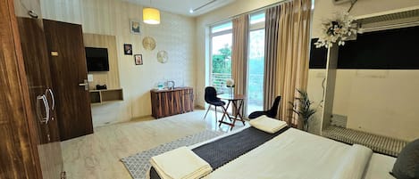 Deluxe Room, Garden View | Balcony view