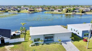 Zona residencial con casas, un cuerpo de agua y cielo despejado.