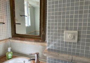 Hair dryer, towels, soap, toilet paper - Charming Occitan Village House: Live Quarante Like a Local.  (Quarante)