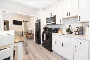 Frigorífico, microondas, horno y placa de cocina