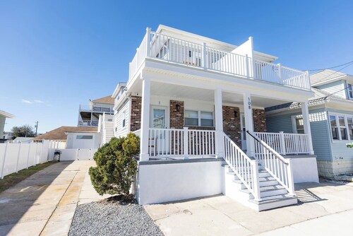 Buttercup 4 Retreat, AC, Free Parking, Deck
