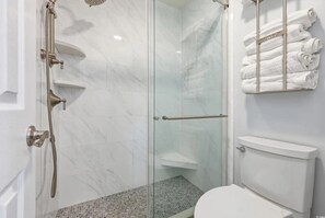 Haartrockner, Handtücher, Seife, Toilettenpapier