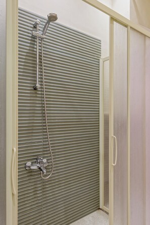 Een douche, handdoeken