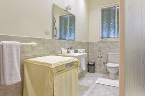 Een douche, handdoeken