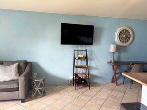Smart TV - Escape to Maili Cove in our fully furnished condo perfect for a family vacation. (Waianae)
