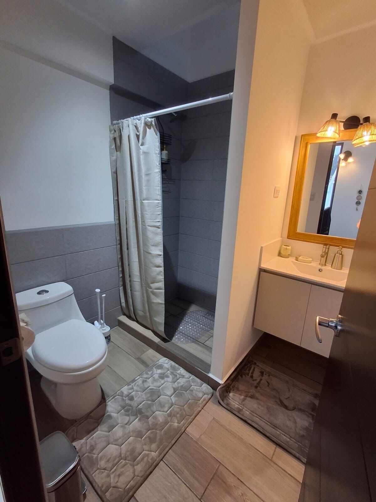 Ein Badezimmer mit Toilette, Dusche und Waschbecken.