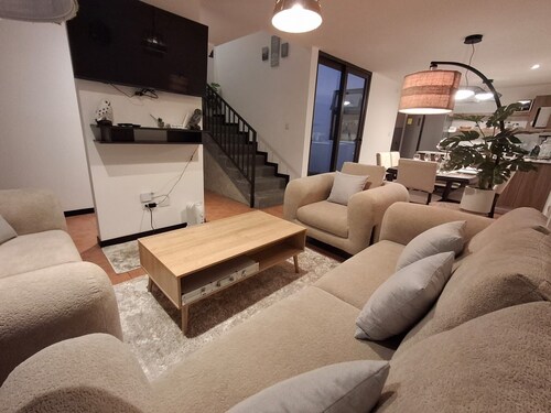3-bedroom house in perfect Alotenango with fitness room access