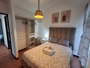 3 bedrooms, iron/ironing board, internet, bed sheets