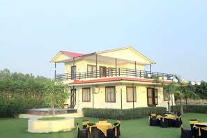 Outdoor dining - The Golden Farm (Samudrapur)