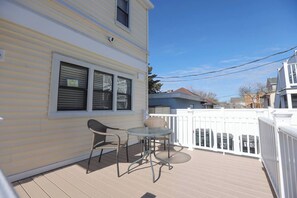 Outdoor dining - Buttercup House, AC, Free Parking, Sleeps 9, Deck (Wildwood Crest)