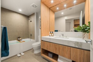 Bathroom - Crosby ID0040 · Unit 1902 (Miami)