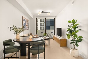 Dining - The Crosby ID0041 · Unit 210 (Miami)