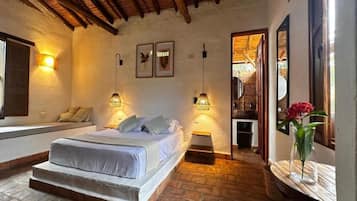 Ropa de cama de alta calidad, minibar y escritorio