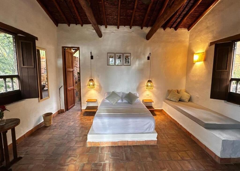 Ropa de cama de alta calidad, minibar y escritorio 