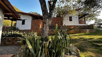 Vista frontal de la propiedad