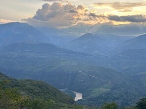 A mountainous landscape with a river and a road. - Casa del Arbol Barichara (San Gil)