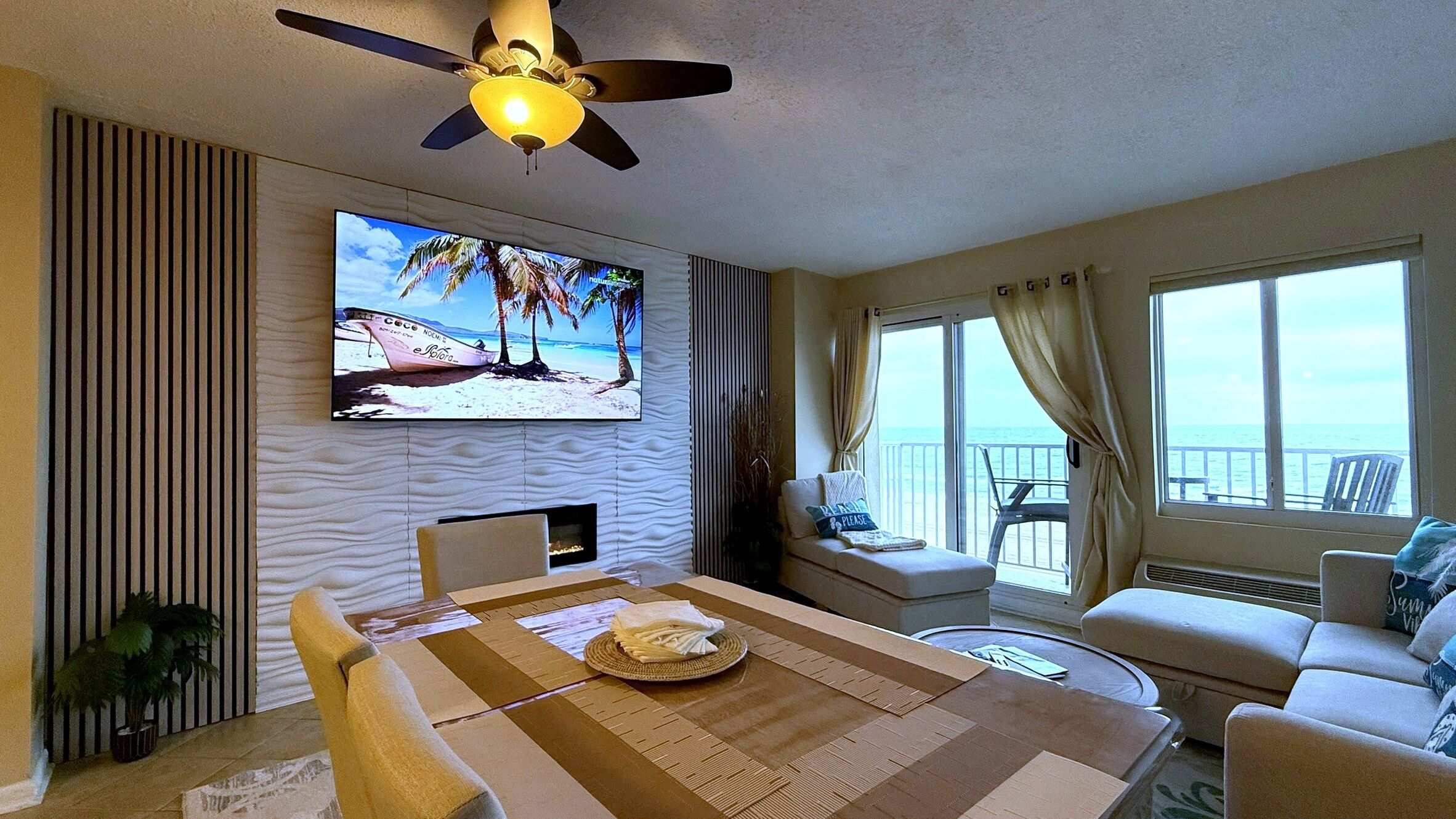 Smart TV, chimenea, libros