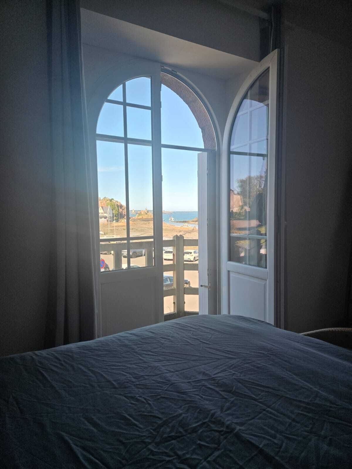 2 chambres, fer et planche à repasser, Wi-Fi, draps fournis