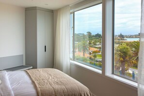 Departamento Deluxe, vista al océano | Caja de seguridad en la habitación y espacio para trabajar con laptop 