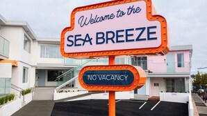 Une pancarte indiquant « Bienvenue à SEA BREEZE » et affichant le message « Complet ».