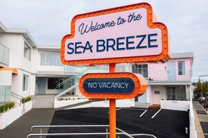 Un cartel de bienvenida a SEA BREEZE con el mensaje de NO HAY HABITACIONES.